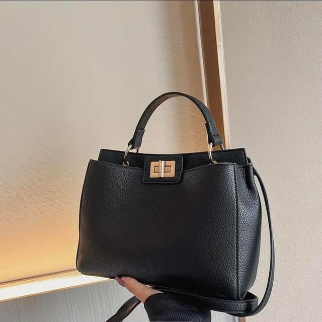 Independent Women's Shoulder bags - Black on Productcaster.