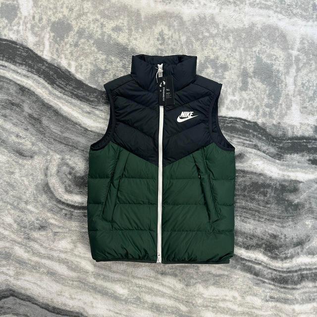 Nike Men's Gilet - Black/Green - M on Productcaster.