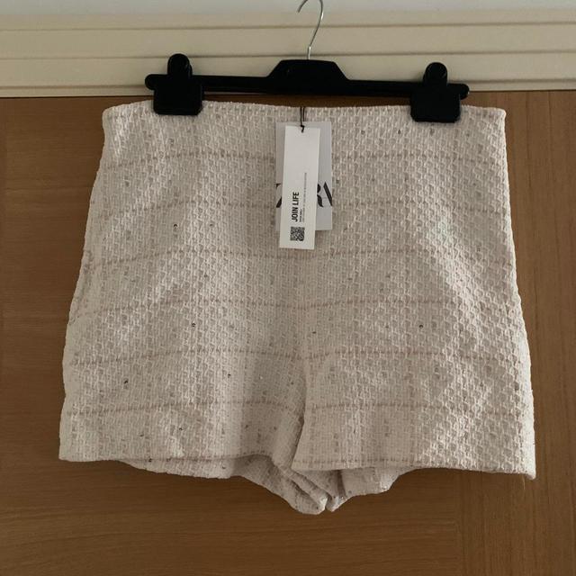 Zara Women's Shorts - Cream - L on Productcaster.