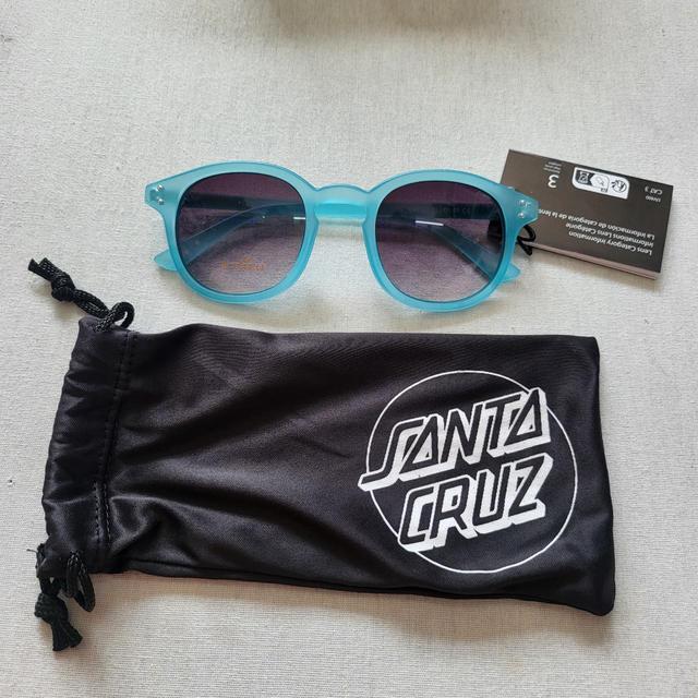 Santa Cruz Women's Round Sunglasses - Blue on Productcaster.