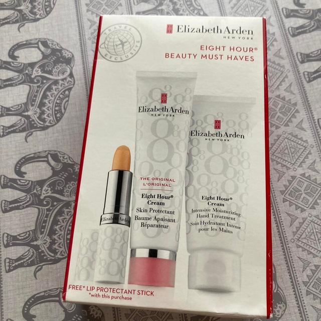 Elizabeth Arden Moisturisers - White/Red on Productcaster.