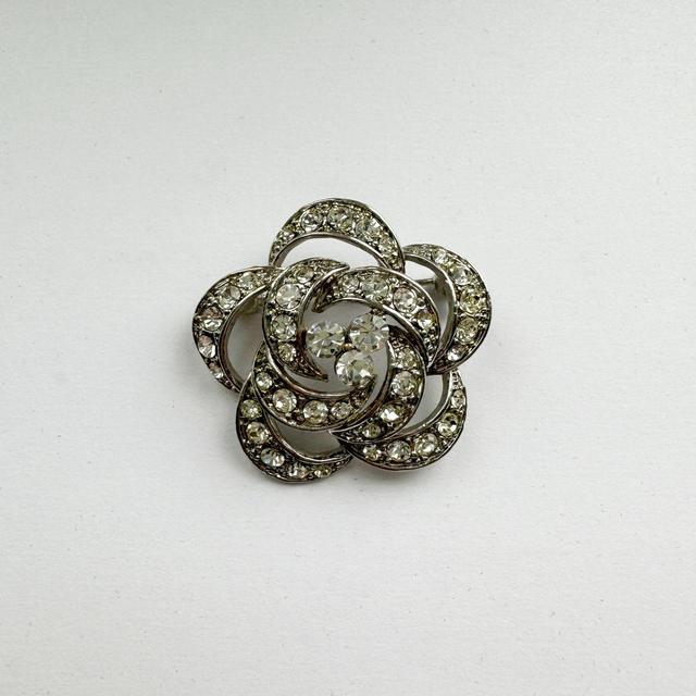 Reclaimed Vintage Women's Brooch - Silver on Productcaster.