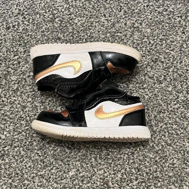 Nike Kids' Trainers - Black/Gold on Productcaster.