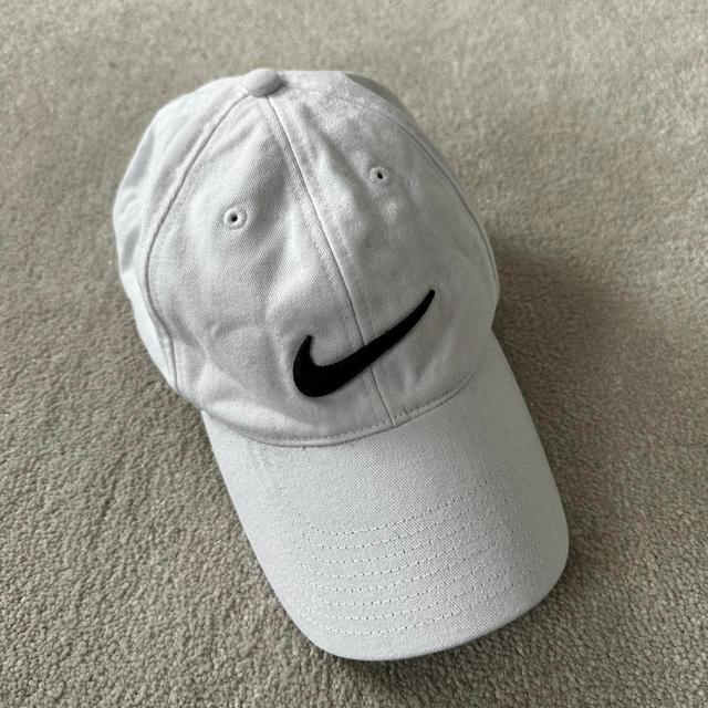 Nike Men's Hat - White on Productcaster.