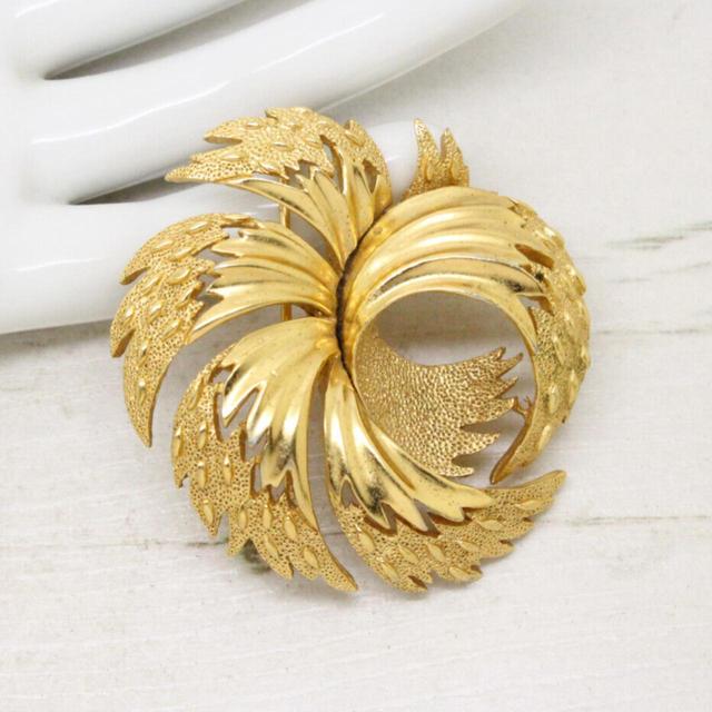 Vintage Women's Brooch - Gold on Productcaster.