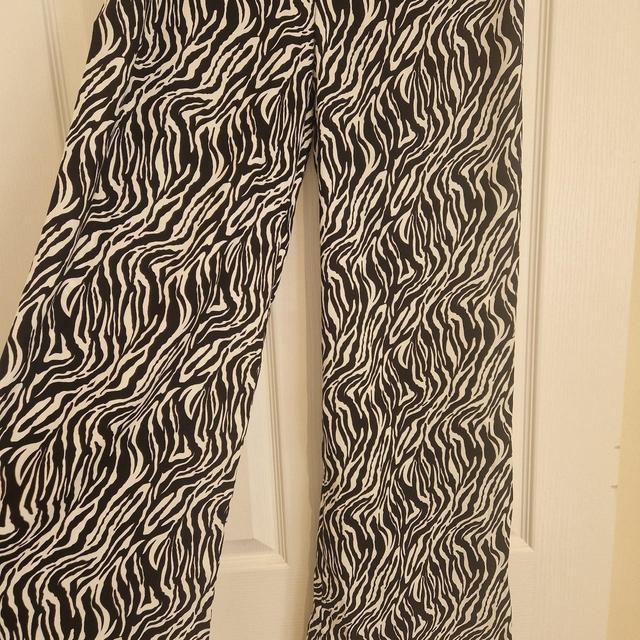 Women's Wide leg Printed Trousers - Black/White - L on Productcaster.