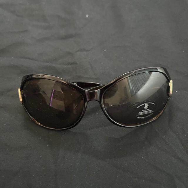 Vintage Women's Sunglasses - Black on Productcaster.