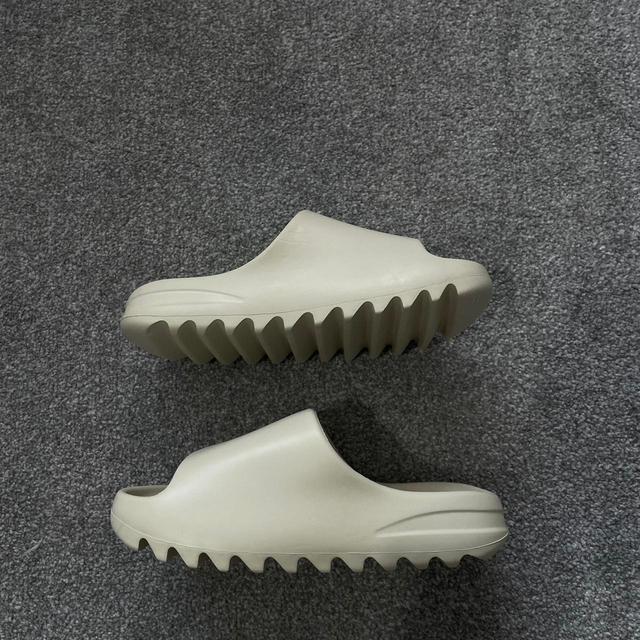 Yeezy Men's Slides - Cream - UK 4 on Productcaster.