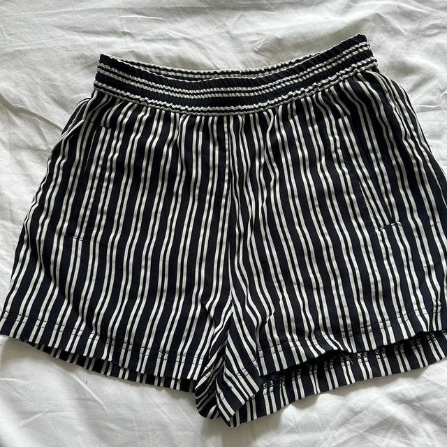 Urban Outfitters Women's Shorts - Navy - XS on Productcaster.