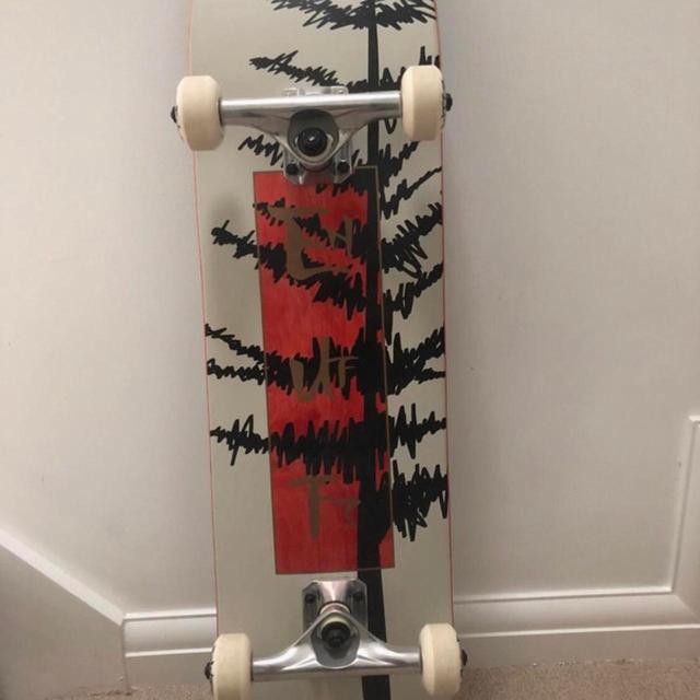 Skateboarding - White/Red on Productcaster.