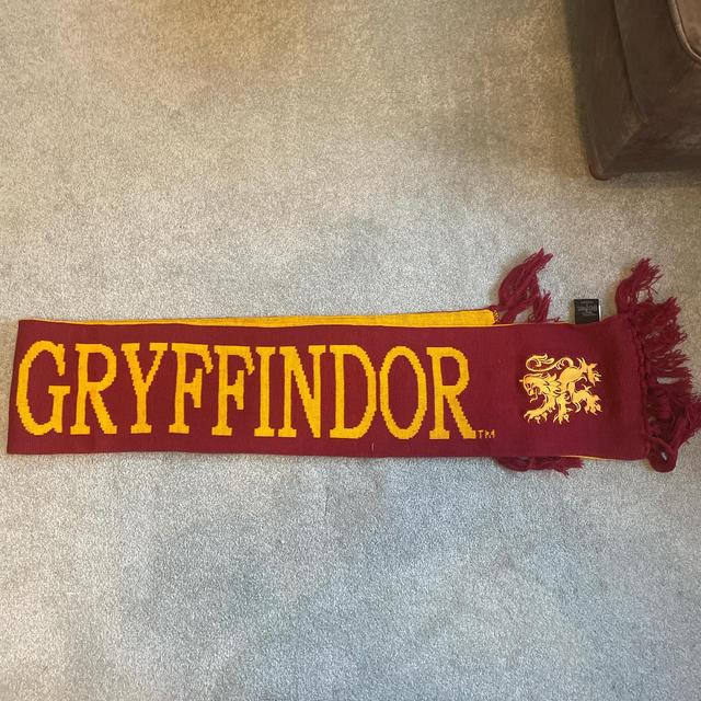 Harry Potter Women's Scarf - Burgundy/Yellow on Productcaster.