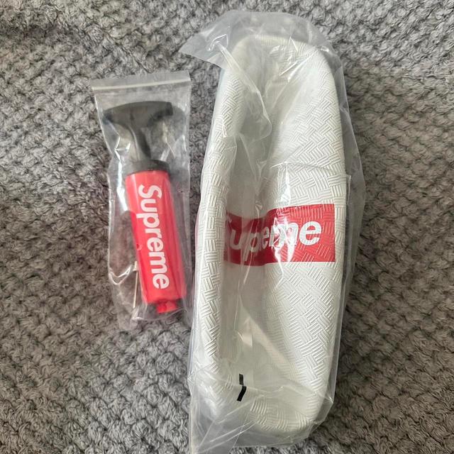 Supreme Collectible - White/Red on Productcaster.