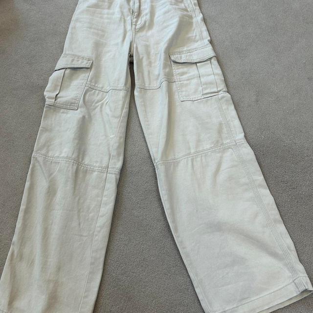 H&M Women's Trousers - Cream - UK 6 on Productcaster.