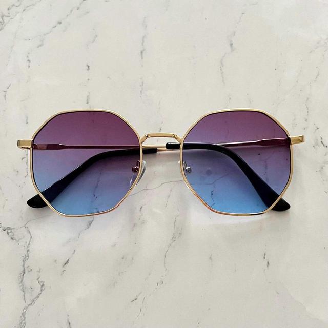 Women's Round Sunglasses - Gold on Productcaster.