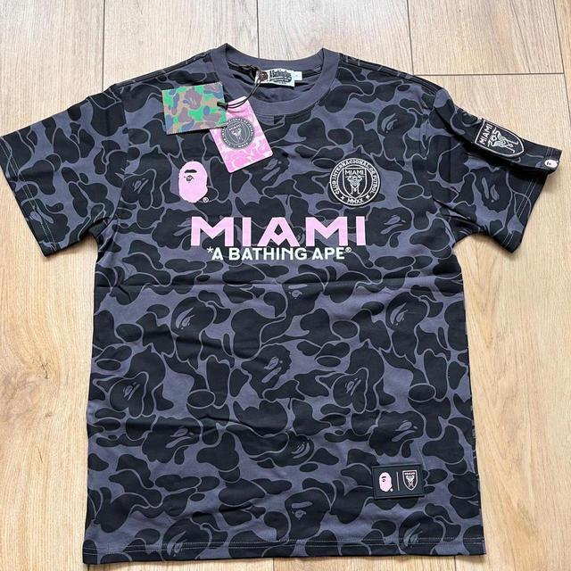 BAPE Men's T-shirt - Black/Pink - L on Productcaster.