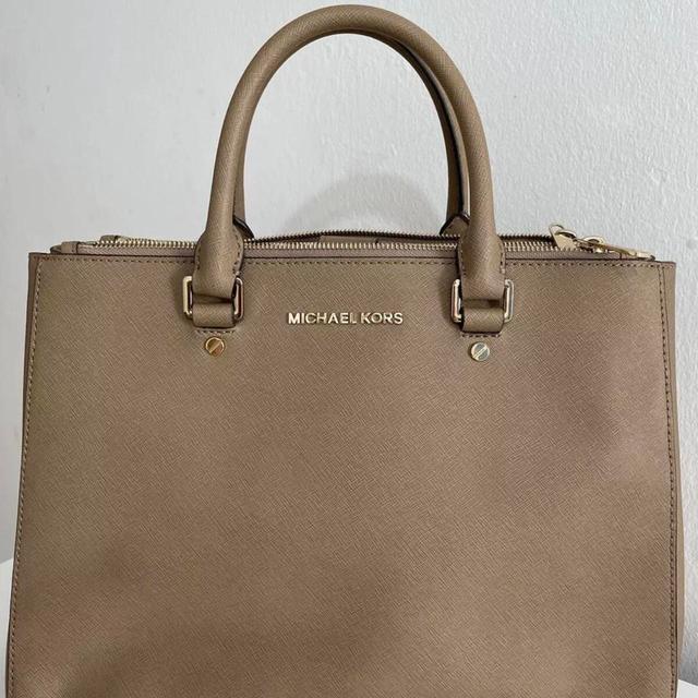 Michael Kors Women's Tote bags - Gold on Productcaster.