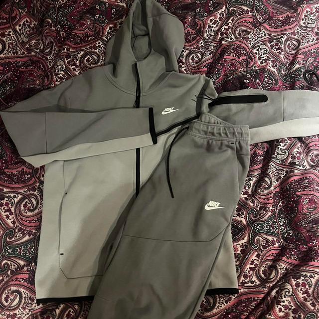 Nike Men's Hoodie - Grey - M on Productcaster.