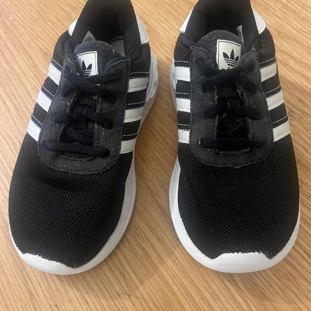 Adidas Kids' Trainers - Black - 7-7.5 on Productcaster.