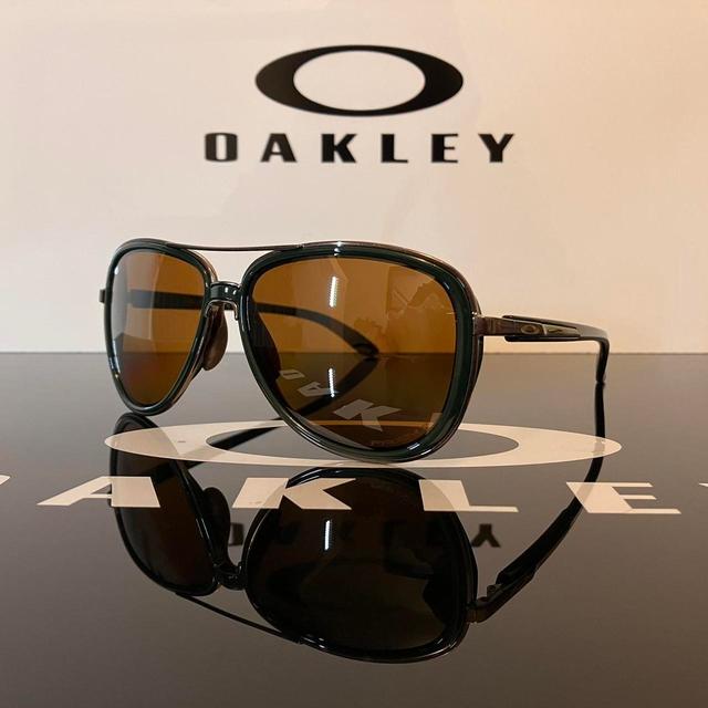 Oakley Women's Round Sunglasses - Black on Productcaster.