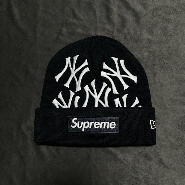 Supreme Men's Beanies - White on Productcaster.