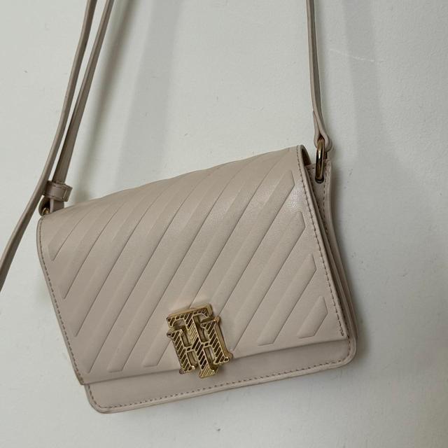 Tommy Hilfiger Women's Crossbody bags - Cream on Productcaster.