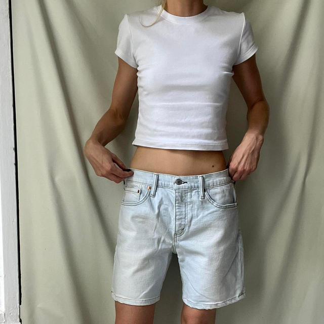 Levi's Women's Shorts - White/Blue - 33" on Productcaster.