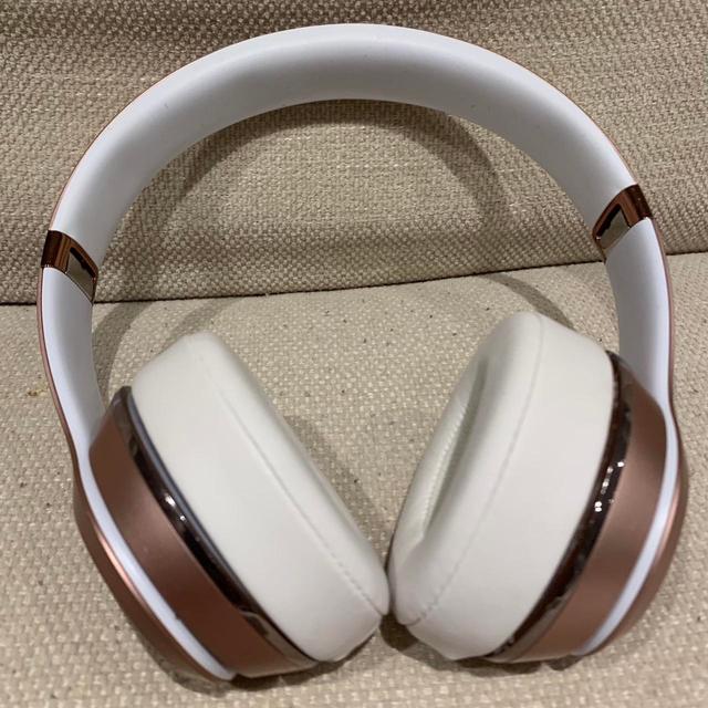 Solo Headphones - White/Pink on Productcaster.