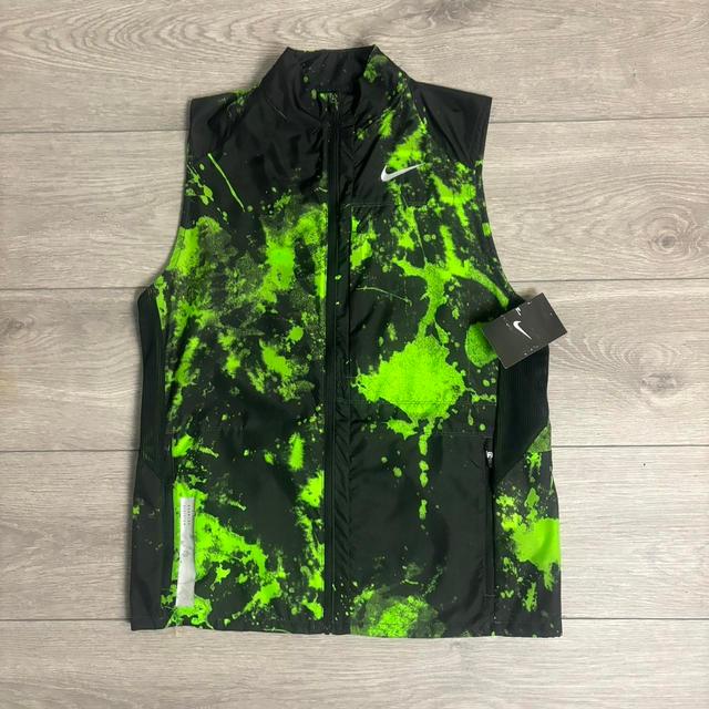 Nike Men's Gilet - Green/Black - S on Productcaster.