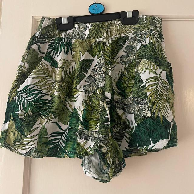 H&M Women's Shorts - Green/Multi - UK 12 on Productcaster.