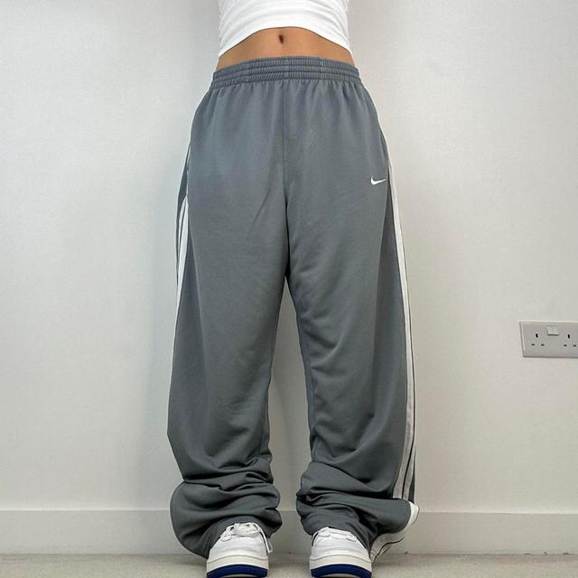 Nike Women's Sweatpants - Grey - 31" on Productcaster.