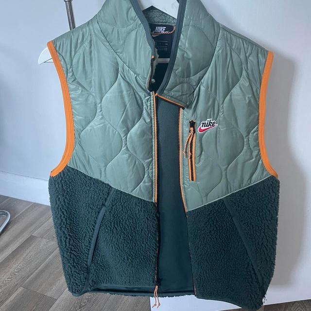 Nike Men's Gilet - Green - S on Productcaster.