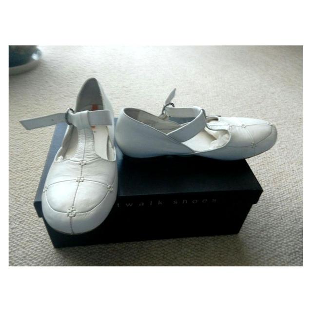 Vintage Women's Ballet shoes - White - US 7 on Productcaster.