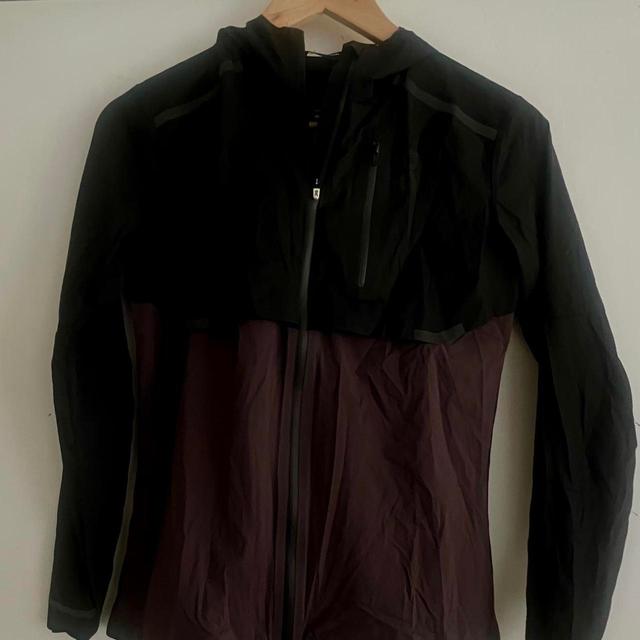 On Running Women's Lightweight Jacket - Black - XS on Productcaster.