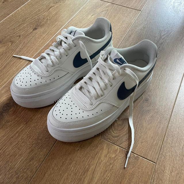 Nike Women's Trainers - White/Navy - UK 5.5 on Productcaster.