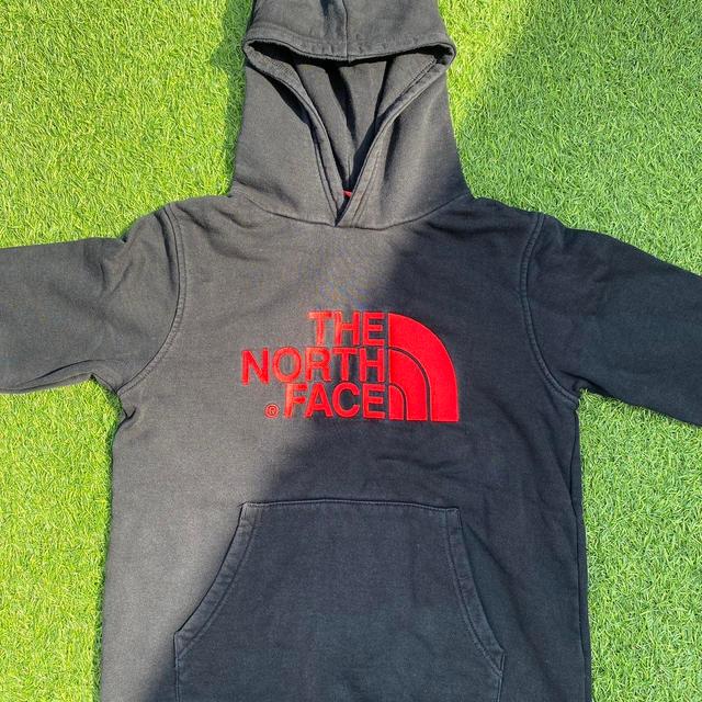 The North Face Kids' Hoodie - Black/Red on Productcaster.