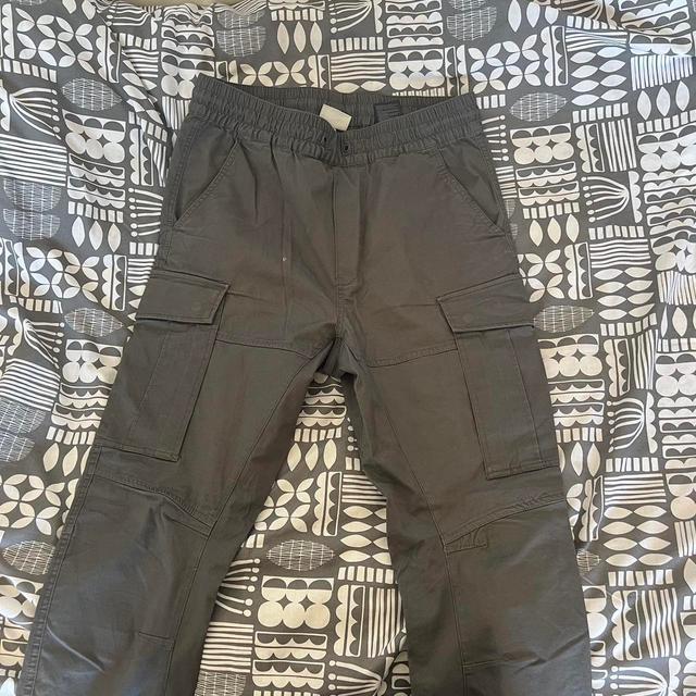 H&M Men's Cargo Trousers - Grey/Black - 34" on Productcaster.