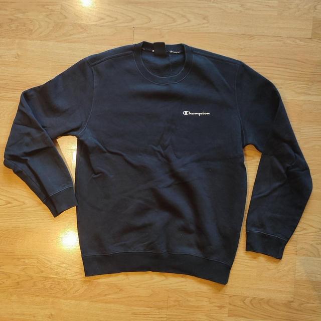 Champion Men's Sweatshirt - Navy - M on Productcaster.