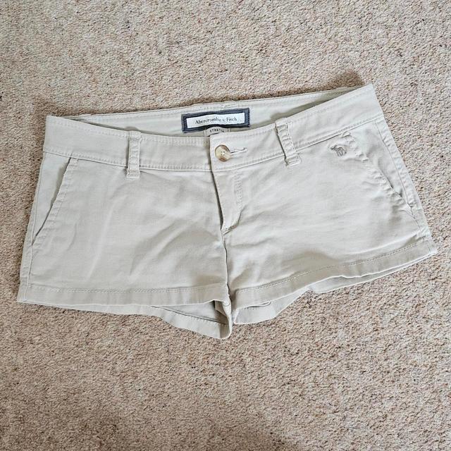 Abercrombie & Fitch Women's Shorts - Cream - UK 4 on Productcaster.