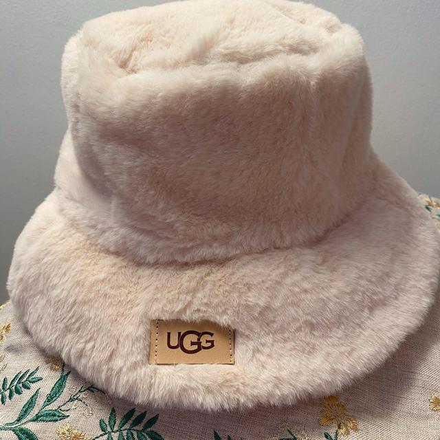 UGG Women's Bucket hats - Cream on Productcaster.