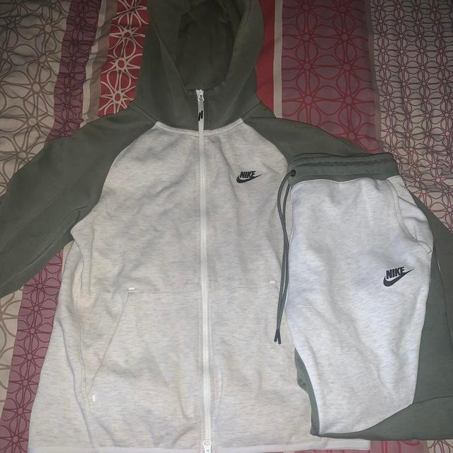 Nike Men's Hoodie - Green - S on Productcaster.