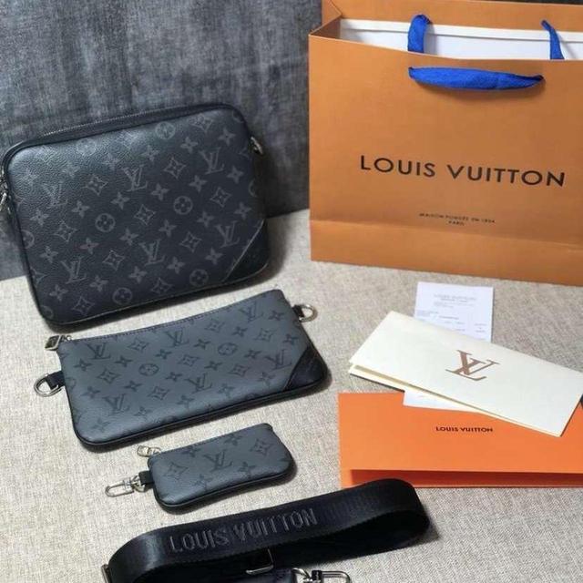 Louis Vuitton Men's Bag - Black on Productcaster.