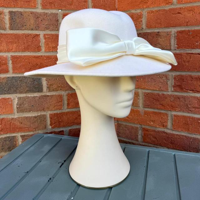 Vintage Women's Berets - Cream/White on Productcaster.