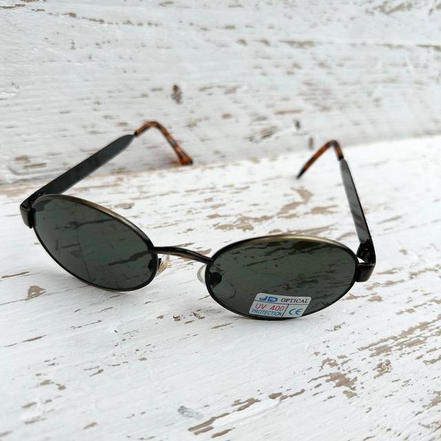 Women's Round Sunglasses - Black/Silver on Productcaster.