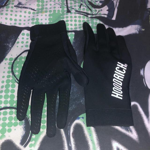 Hoodrich Men's Gloves - Black/White on Productcaster.