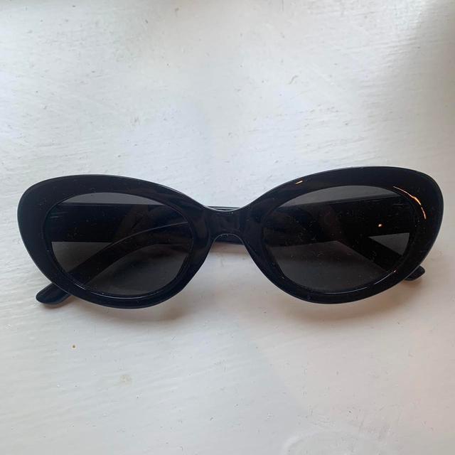 H&M Women's Round Sunglasses - Black on Productcaster.