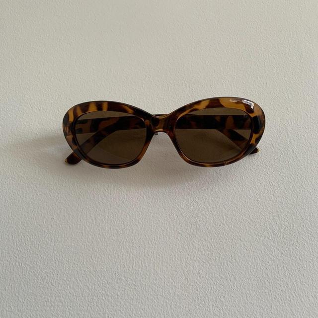 Women's Round Sunglasses - Brown/Tan on Productcaster.