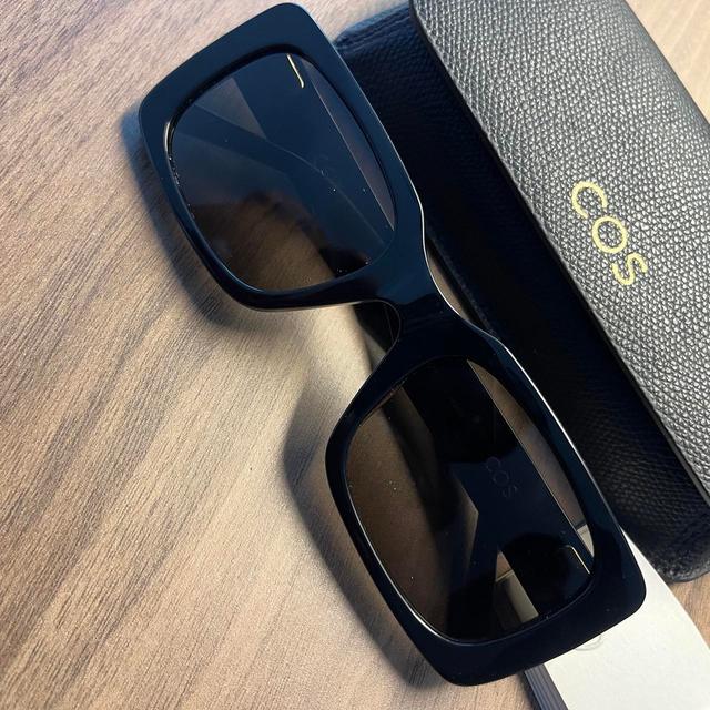 COS Men's Sunglasses - Black on Productcaster.