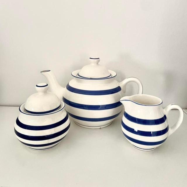 Dinnerware - White/Navy on Productcaster.