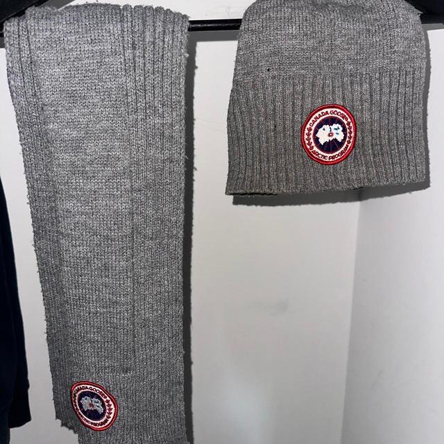 Canada Goose Men's Scarf - Grey/Red on Productcaster.