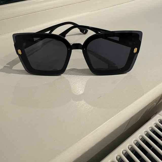 Women's Oversized Sunglasses - Black on Productcaster.